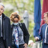 "Brigitte", la femme qui accuse Tariq Ramadan de l'avoir violée, se rend au Palais de justice de Genève entourée de ses avocats François Zimeray et Robert Assaël.
